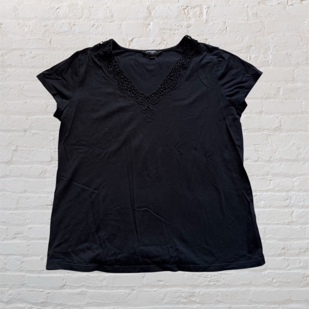 Like 🆕 Banana Republic embroidered detail v-neck black short sleeve t-shirt